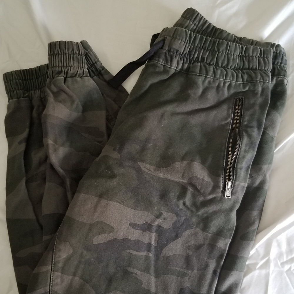 Aritzia/TNA Alix Pant - camo joggers size 6